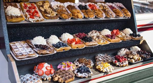 Bánh waffle: Món bánh này nổi tiếng và được làm ở khắp nơi trên thế giới, nhưng không đâu ngon bằng ở Brussels. Bánh có mùi thơm hấp dẫn, vị ngọt ngậy giòn tan, được bày bán ở các xe đồ ăn ven phố và cả ở các nhà hàng hạng sang. Ảnh: Backroads. Bánh waffle: Món bánh này nổi tiếng và được làm ở khắp nơi trên thế giới, nhưng không đâu ngon bằng ở Brussels. Bánh có mùi thơm hấp dẫn, vị ngọt ngậy giòn tan, được bày bán ở các xe đồ ăn ven phố và cả ở các nhà hàng hạng sang. Ảnh: Backroads.