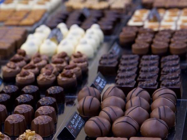 Chocolate: Chocolate là một trong những mặt hàng danh tiếng của Bỉ. Tới Brussels, những tín đồ của món ăn này sẽ được thỏa sức thưởng thức các loại chocolate thượng hạng. Bí quyết tạo ra hương vị độc đáo của chocolate Bỉ là sự tinh khiết của nguyên liệu và phương pháp chế biến được lưu giữ hàng trăm năm. Ảnh: Viator. Chocolate: Chocolate là một trong những mặt hàng danh tiếng của Bỉ. Tới Brussels, những tín đồ của món ăn này sẽ được thỏa sức thưởng thức các loại chocolate thượng hạng. Bí quyết tạo ra hương vị độc đáo của chocolate Bỉ là sự tinh khiết của nguyên liệu và phương pháp chế biến được lưu giữ hàng trăm năm. Ảnh: Viator.