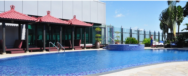 Một bể bơi ngoài trời trên sân thượng theo phong cách Bali được đặt nhà ga số 1, mang lại cho hành khách trải nghiệm vừa bơi, vừa ngắm máy bay. Một bể bơi ngoài trời trên sân thượng theo phong cách Bali được đặt nhà ga số 1, mang lại cho hành khách trải nghiệm vừa bơi, vừa ngắm máy bay.
