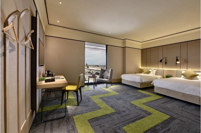 Tại mỗi nhà ga của Changi đều có Transit Hotel, nơi cung cấp dịch vụ thuê phòng trong tối thiểu 6 giờ với đầy đủ tiện nghi của một khách sạn hạng sang, giúp khách hàng tìm được các không gian riêng tư nghỉ ngơi trước chuyến bay. Tại mỗi nhà ga của Changi đều có Transit Hotel, nơi cung cấp dịch vụ thuê phòng trong tối thiểu 6 giờ với đầy đủ tiện nghi của một khách sạn hạng sang, giúp khách hàng tìm được các không gian riêng tư nghỉ ngơi trước chuyến bay.