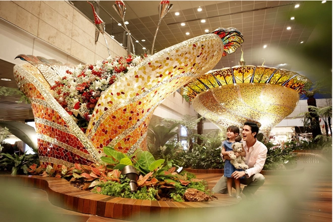 Sân bay tốt nhất thế giới này xây dựng đến 5 vườn bách thảo kỳ thú, mỗi vườn là một nhóm thực vật khác nhau. Trong ảnh là khu vườn nghệ thuật Enchanted tại tầng 2, nhà ga số 2. Sân bay tốt nhất thế giới này xây dựng đến 5 vườn bách thảo kỳ thú, mỗi vườn là một nhóm thực vật khác nhau. Trong ảnh là khu vườn nghệ thuật Enchanted tại tầng 2, nhà ga số 2.