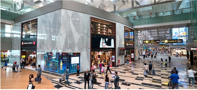 Sân bay Changi dành đến 100.000 m2 dọc theo 3 nhà ga để du khách thỏa sức mua sắm từ nước hoa, quà kỷ niệm đến hàng thời trang cao cấp tại hơn 350 cửa hàng. Tại đây có thêm dịch vụ mua sắm trực tuyến, giúp bạn mua sắm tiết kiệm thuế và có cơ hội nhận giải thưởng 1 triệu đôla Singapore. Sân bay Changi dành đến 100.000 m2 dọc theo 3 nhà ga để du khách thỏa sức mua sắm từ nước hoa, quà kỷ niệm đến hàng thời trang cao cấp tại hơn 350 cửa hàng. Tại đây có thêm dịch vụ mua sắm trực tuyến, giúp bạn mua sắm tiết kiệm thuế và có cơ hội nhận giải thưởng 1 triệu đôla Singapore.