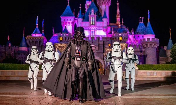 Season of the Force tại Disneyland: Từ 13/1 đến 25/3, Disneyland ở Paris tổ chức " Season of the Force", hứa hẹn mang đến cho du khách không gian ngoạn mục cùng các màn trình diễn và sự kiện theo chủ đề trong bộ phim Star Wars. Tham gia sự kiện, du khách sẽ có cơ hội diễu hành cùng các chiến binh và gặp gỡ Darth Vader. Ảnh: Entertainmentearth. Season of the Force tại Disneyland: Từ 13/1 đến 25/3, Disneyland ở Paris tổ chức " Season of the Force", hứa hẹn mang đến cho du khách không gian ngoạn mục cùng các màn trình diễn và sự kiện theo chủ đề trong bộ phim Star Wars. Tham gia sự kiện, du khách sẽ có cơ hội diễu hành cùng các chiến binh và gặp gỡ Darth Vader. Ảnh: Entertainmentearth.