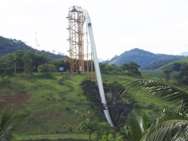 Máng trượt này nằm trong câu lạc bộ Aguas Quentes Country Club ở Barra Do Pirai, Brazil Máng trượt này nằm trong câu lạc bộ Aguas Quentes Country Club ở Barra Do Pirai, Brazil