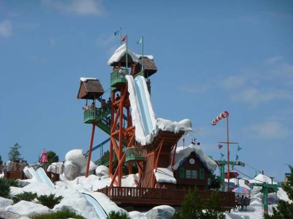 Nằm tại Orlando, Summit Plummet là điểm hấp dẫn ở bãi biển Walt Disney World's Blizzard. Nằm tại Orlando, Summit Plummet là điểm hấp dẫn ở bãi biển Walt Disney World's Blizzard.