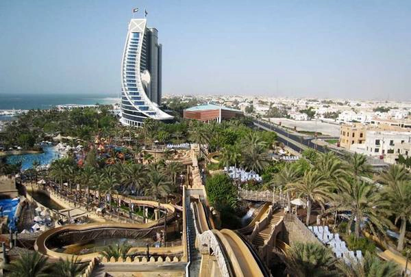 Đường trượt ở công viên nước Wild Wadi này có hai đường trượt song song dài 117 m và rất dốc, với tốc độ 80 km/h. Đường trượt ở công viên nước Wild Wadi này có hai đường trượt song song dài 117 m và rất dốc, với tốc độ 80 km/h.