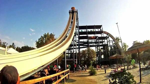 Nằm tại công viên nước Caneva World Aqauapark, Lazsie, Italy, 2 đường trượt song song cao 32 m, tốc độ 80,4 km/h. Nằm tại công viên nước Caneva World Aqauapark, Lazsie, Italy, 2 đường trượt song song cao 32 m, tốc độ 80,4 km/h.