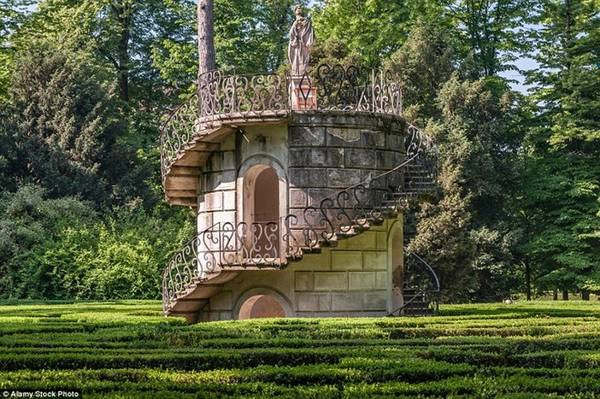 Biệt thự Pisani, Stra, Italy: Tòa tháp giữa mê cung hình thành từ thế kỷ 18 này có một bức tượng Minerva - nữ thần thông thái.