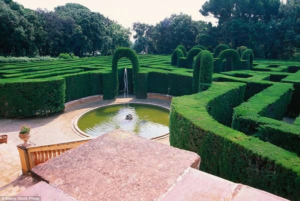 Parc del Laberint d'Horta, Barcelona, Tây Ban Nha: Ở lối vào mê cung có tượng Ariadne và Theseus, trung tâm mê cung đặt tượng thần Eros.