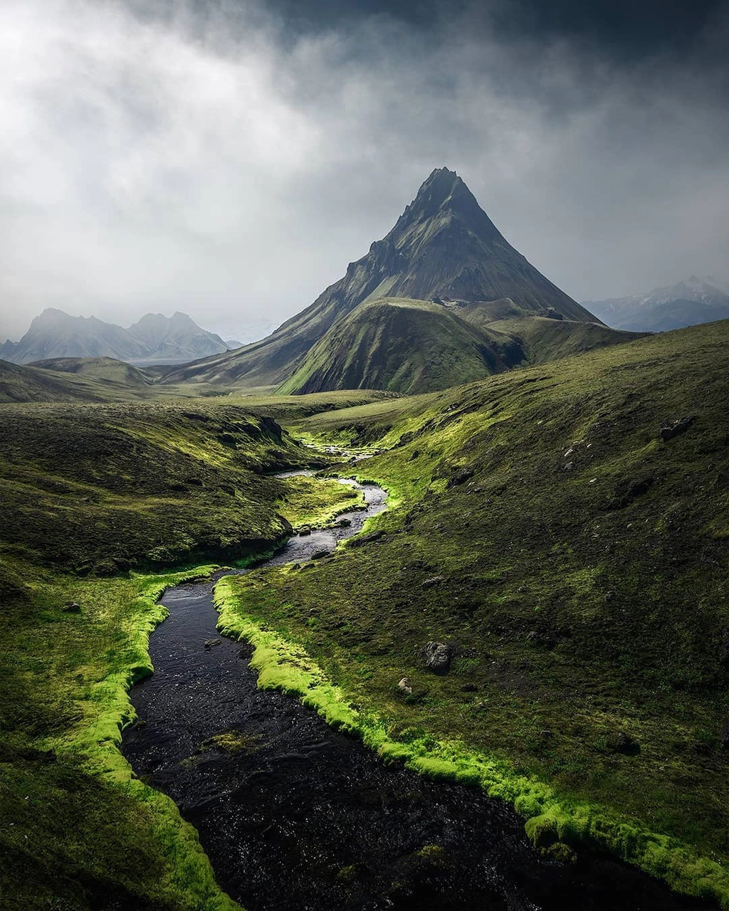 Nếu lái xe trên đường ở vùng nông thôn Iceland, du khách sẽ nhận thấy tấm thảm rêu trên những cánh đồng dung nham không bao giờ kết thúc. Màu xanh lá cây dường như lan rộng và phủ đến đường chân trời, tựa những đám mây xanh bất tận nằm trên mặt đất, liên tục thay đổi sắc độ. Xứ sở thần tiên phủ đầy rêu trông như bước ra từ một bộ phim khoa học viễn tưởng, khiến du khách không khỏi ngỡ ngàng khi chiêm ngưỡng.