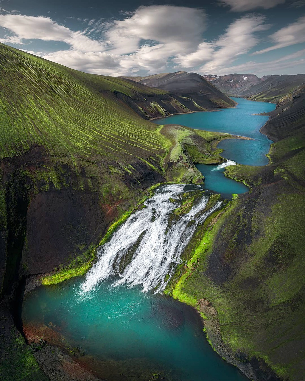 Iceland là đất nước sở hữu sự đa dạng về cảnh quan hàng đầu thế giới. Được định hình bởi hàng nghìn năm hoạt động của núi lửa, thời tiết khắc nghiệt và hoạt động của các sông băng hùng vĩ, phong cảnh của đảo quốc thiên biến vạn hóa đầy ngoạn mục. 