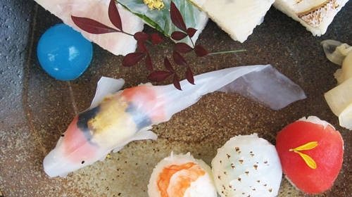 Để tăng phần sinh động cho món ăn, người làm sushi thường trang trí đĩa đựng "cá" với những chi tiết như trong một bể cá thật, khiến chúng càng trở nên sống động hơn bao giờ hết. Để tăng phần sinh động cho món ăn, người làm sushi thường trang trí đĩa đựng "cá" với những chi tiết như trong một bể cá thật, khiến chúng càng trở nên sống động hơn bao giờ hết.