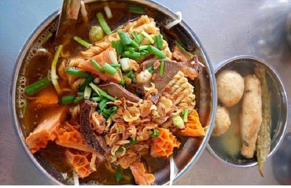Phá lấu: Một nồi nước phá lấu gồm các gia vị như ngũ vị hương, quế chi, bát giác, đại hồi, tiểu hồi cùng một số vị thuốc Bắc. Còn phần thịt của heo ở bất cứ bộ phận nào cũng đều có thể dùng nấu phá lấu, bao gồm cả lưỡi, tai, ruột đến bao tử... Ở Sài Gòn, phá lấu được chế ra rất nhiều loại như ăn với bánh mì, nướng, lẩu và còn có cả món phá lấu mì gói, bánh mì kẹp phá lấu... Ở quận 5, Phá lấu Tâm Ký là tiệm nổi tiếng nhất, giá từ 280.000 đồng một kg, bánh mì phá lấu từ 20.000 đồng một ổ. Ảnh: Huỳnh Thảo. Phá lấu: Một nồi nước phá lấu gồm các gia vị như ngũ vị hương, quế chi, bát giác, đại hồi, tiểu hồi cùng một số vị thuốc Bắc. Còn phần thịt của heo ở bất cứ bộ phận nào cũng đều có thể dùng nấu phá lấu, bao gồm cả lưỡi, tai, ruột đến bao tử... Ở Sài Gòn, phá lấu được chế ra rất nhiều loại như ăn với bánh mì, nướng, lẩu và còn có cả món phá lấu mì gói, bánh mì kẹp phá lấu... Ở quận 5, Phá lấu Tâm Ký là tiệm nổi tiếng nhất, giá từ 280.000 đồng một kg, bánh mì phá lấu từ 20.000 đồng một ổ. Ảnh: Huỳnh Thảo.