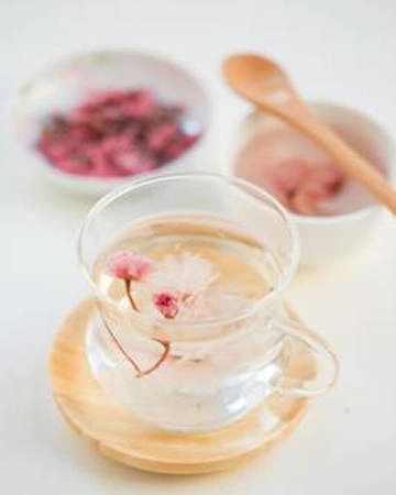 Sakura Tea là loại trà truyền thống của Nhật Bản, thường được pha từ cánh hoa ướp muối để giữ nguyên màu sắc và hương vị. Đây là loại trà thường xuyên được sử dụng trong đám cưới bởi hương vị thanh khiết, vẻ đẹp tao nhã và đem lại may mắn cho mọi người. Vị của trà anh đào khá giống với hồng trà nhưng tinh tế hơn nhờ mùi hương dịu nhẹ đặc trưng. Ảnh: Thirsty for Tea.