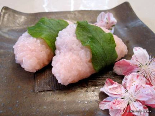 Sakura mochi là món bánh không thể thiếu mỗi mùa hoa đào nở. Món bánh nếp truyền thống này làm từ cánh hoa đào ướp muối, thường bán vào tháng 3, tháng 4 hàng năm, đặc biệt trong Lễ hội búp bê Nhật Bản Hina Matsuri. Ảnh: Bebe Love Okazu.