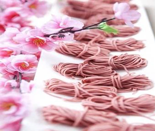 Không chỉ kết hợp với bánh ngọt, hoa anh đào còn được tán ra thành bột tẩm ướp vào các loại mỳ để tạo ra màu hồng đặc trưng. Món mỳ lạnh sakura rất được người Nhật ưa chuộng vào mùa hè đặc biệt khi ăn kèm với nước tương hảo hạng. Ảnh: Hokkaido Sushi.