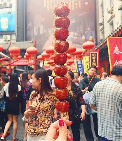 Kẹo hồ lồ là món ăn vặt gắn liền với người Trung Quốc, những xiên kẹo với màu đỏ may mắn này luôn hấp dẫn từ trẻ em đến cả người lớn. Nhất là vào mùa đông, những xiên hồ lô được cắm trên các cây cột rơm theo người bán rong len lỏi vào từng con hẻm nhỏ trở nên hấp dẫn, bởi sự ngọt ngào của nó dường như xua tan đi cái lạnh giá nơi đây. Kẹo hồ lồ là món ăn vặt gắn liền với người Trung Quốc, những xiên kẹo với màu đỏ may mắn này luôn hấp dẫn từ trẻ em đến cả người lớn. Nhất là vào mùa đông, những xiên hồ lô được cắm trên các cây cột rơm theo người bán rong len lỏi vào từng con hẻm nhỏ trở nên hấp dẫn, bởi sự ngọt ngào của nó dường như xua tan đi cái lạnh giá nơi đây.