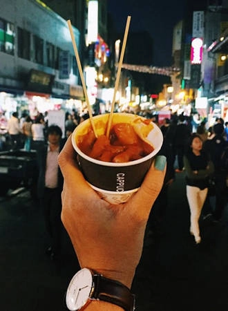 Bánh gạo cay là món ăn lúc nào bạn cũng có thể mua được từ những hàng quán vỉa đường khi đến Hàn Quốc. Món ăn dân dã này được cả trẻ em lẫn người già ở đất nước này ưa thích. Bánh gạo cay là món ăn lúc nào bạn cũng có thể mua được từ những hàng quán vỉa đường khi đến Hàn Quốc. Món ăn dân dã này được cả trẻ em lẫn người già ở đất nước này ưa thích.