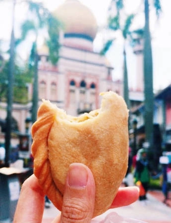 Curry puff là món bánh khá phổ biến ở Singapore, chúng có hình dáng khá giống với bánh gối của nước ta. Món bánh này được làm từ nước sốt cà ri, thịt, khoai tây và trứng. Curry puff có hương vị khá lạ miệng nhưng không kém phần thơm ngon và hấp dẫn. Curry puff là món bánh khá phổ biến ở Singapore, chúng có hình dáng khá giống với bánh gối của nước ta. Món bánh này được làm từ nước sốt cà ri, thịt, khoai tây và trứng. Curry puff có hương vị khá lạ miệng nhưng không kém phần thơm ngon và hấp dẫn.