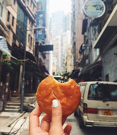Món bánh bà xã này của Hong Kong rất nổi tiếng. Vỏ bánh được nướng giòn tan, bên trong là các loại nhân như đậu xanh, sầu riêng, đậu xanh, trứng bắc thảo hay nhân thập cẩm… đem lại hương vị ngọt bùi, thơm ngon. Món bánh bà xã này của Hong Kong rất nổi tiếng. Vỏ bánh được nướng giòn tan, bên trong là các loại nhân như đậu xanh, sầu riêng, đậu xanh, trứng bắc thảo hay nhân thập cẩm… đem lại hương vị ngọt bùi, thơm ngon.