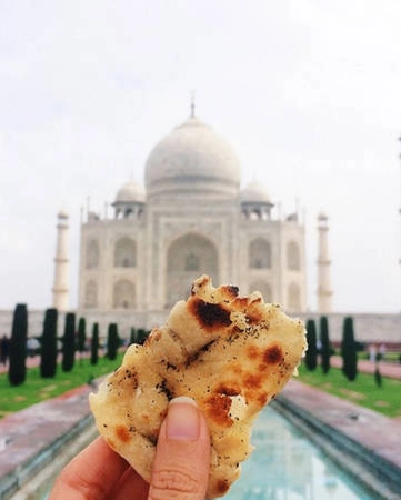 Paratha là món bánh rán làm từ bột mỳ, bên trong có nhân thập cẩm từ rau hoặc củ quả, ăn kèm với xốt tương ớt xoài. Bánh rán paratha là món ăn dân dã của Ấn Độ, thơm ngon với cảm giác giòn xốp của vỏ bánh, dai dai của phần nhân. Paratha là món bánh rán làm từ bột mỳ, bên trong có nhân thập cẩm từ rau hoặc củ quả, ăn kèm với xốt tương ớt xoài. Bánh rán paratha là món ăn dân dã của Ấn Độ, thơm ngon với cảm giác giòn xốp của vỏ bánh, dai dai của phần nhân.