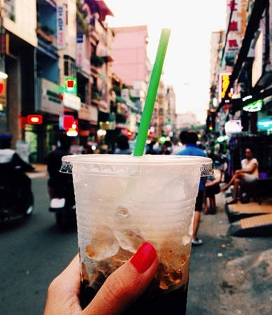 Cà phê sữa đá dường như không chỉ còn là một món đồ uống đơn thuần mà nó đã trở thành một nét văn hóa của người Sài Gòn. Hầu hết khách du lịch ngày nay khi đến Việt Nam nói chung và Sài Gòn nói riêng đều không bỏ qua cơ hội tận hưởng một ly cà phê sữa đá mát lạnh, thơm lừng. Cà phê sữa đá dường như không chỉ còn là một món đồ uống đơn thuần mà nó đã trở thành một nét văn hóa của người Sài Gòn. Hầu hết khách du lịch ngày nay khi đến Việt Nam nói chung và Sài Gòn nói riêng đều không bỏ qua cơ hội tận hưởng một ly cà phê sữa đá mát lạnh, thơm lừng.