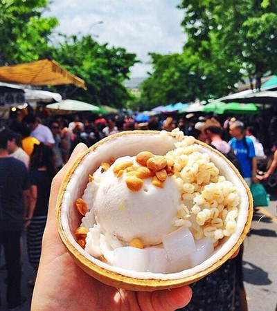 Kem dừa là món ăn bạn không nên bỏ qua khi đến Thái Lan. Món ăn này được bày bán rất nhiều trên các con phố của quốc gia du lịch nổi tiếng này. Bạn có thể tự chọn cho mình loại topping yêu thích như đậu phộng, ngô ngọt, thốt nốt… Kem dừa là món ăn bạn không nên bỏ qua khi đến Thái Lan. Món ăn này được bày bán rất nhiều trên các con phố của quốc gia du lịch nổi tiếng này. Bạn có thể tự chọn cho mình loại topping yêu thích như đậu phộng, ngô ngọt, thốt nốt…