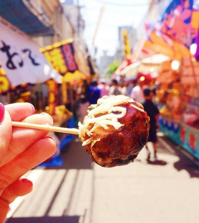 Món bánh bạch tuộc Takoyaki của Nhật Bản đã nổi tiếng bởi sự hấp dẫn và thơm ngon. Đây là một trong những món ăn vặt đường phố rất được yêu thích tại đất nước mặt trời mọc. Món bánh hình tròn được chiên giòn lớp vỏ ngoài với phần nhân bạch tuộc giòn giòn, sần sật rất thú vị. Món bánh bạch tuộc Takoyaki của Nhật Bản đã nổi tiếng bởi sự hấp dẫn và thơm ngon. Đây là một trong những món ăn vặt đường phố rất được yêu thích tại đất nước mặt trời mọc. Món bánh hình tròn được chiên giòn lớp vỏ ngoài với phần nhân bạch tuộc giòn giòn, sần sật rất thú vị.
