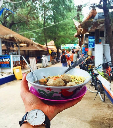 Bakso là món ăn dân dã mà bạn hỏi bất cứ người dân Indonesia nào cũng biết. Được làm từ những viên thịt bò thơm ngon cùng bột sắn, một bát Bakso thường có rau, đậu hũ, trứng, bò viên và bún hoặc mì rất dễ ăn lại thanh mát. Bakso là món ăn dân dã mà bạn hỏi bất cứ người dân Indonesia nào cũng biết. Được làm từ những viên thịt bò thơm ngon cùng bột sắn, một bát Bakso thường có rau, đậu hũ, trứng, bò viên và bún hoặc mì rất dễ ăn lại thanh mát.