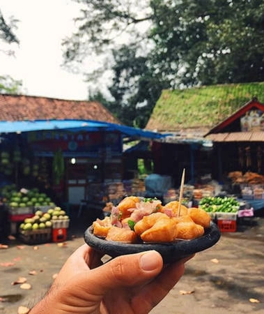 Món Tahu Gejrot của Indonesia là một món ăn vặt khá phổ biến của người dân nơi đây. Tahu Gejrot được chế biến từ đậu hũ chiên giòn cùng các loại gia vị như hành tây tím, tỏi, ớt và được trộn cùng nước tương chua ngọt. Món Tahu Gejrot của Indonesia là một món ăn vặt khá phổ biến của người dân nơi đây. Tahu Gejrot được chế biến từ đậu hũ chiên giòn cùng các loại gia vị như hành tây tím, tỏi, ớt và được trộn cùng nước tương chua ngọt.