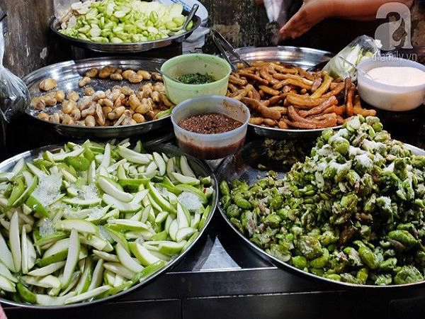 Các tín đồ của chua thế nào cũng phải ứa nước miếng với những quầy đồ chua hấp dẫn thế này. Các loại mê, xoài, cóc non, trái cà nà được trộn muối, đường, sốt ớt... chỉ nhìn thôi đã khiến người ta không thể cầm lòng được. Các tín đồ của chua thế nào cũng phải ứa nước miếng với những quầy đồ chua hấp dẫn thế này. Các loại mê, xoài, cóc non, trái cà nà được trộn muối, đường, sốt ớt... chỉ nhìn thôi đã khiến người ta không thể cầm lòng được.