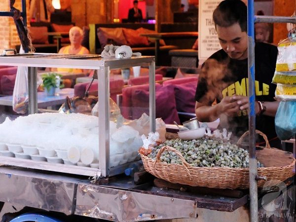 Một xe ốc hấp bán kèm thạch rau câu ở chợ đêm. Rất hợp để ăn thử, nhưng việc ăn liền 2 món với nhau thì bạn nên cân nhắc nhé. Một xe ốc hấp bán kèm thạch rau câu ở chợ đêm. Rất hợp để ăn thử, nhưng việc ăn liền 2 món với nhau thì bạn nên cân nhắc nhé.