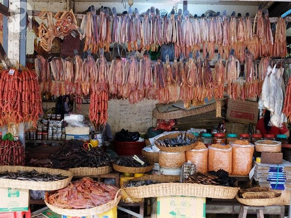 Các loại cá khô tuy không phải món ăn ngay nhưng lại là một đặc sản, rất hợp để mua làm quà ở Campuchia. Các loại khô cá sặc, khô cá lóc, tôm khô sẽ chế biến được rất nhiều món ngon. Các loại cá khô tuy không phải món ăn ngay nhưng lại là một đặc sản, rất hợp để mua làm quà ở Campuchia. Các loại khô cá sặc, khô cá lóc, tôm khô sẽ chế biến được rất nhiều món ngon.