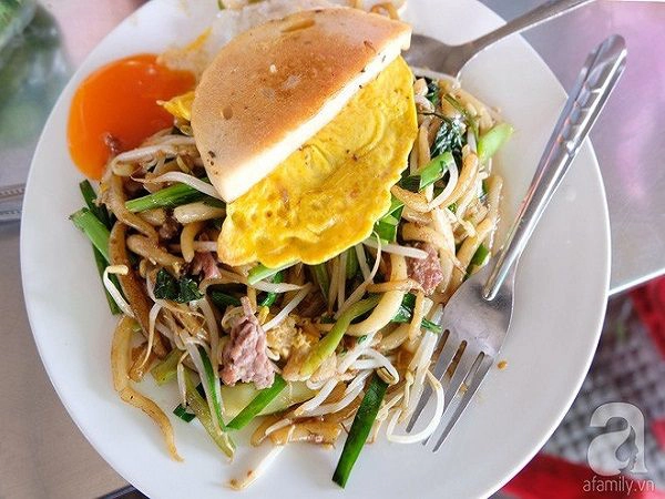 Mì xào có đến vài loại sợi mì để lựa chọn, vừa phần nhân cũng có thể đa dạng hơn với trứng, giò ăn kèm. Mì xào có đến vài loại sợi mì để lựa chọn, vừa phần nhân cũng có thể đa dạng hơn với trứng, giò ăn kèm.