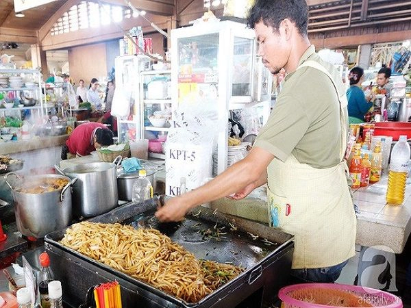 Một quầy mì xào ở Phompenh. Kiểu bày sợi mì trong khay kiêm chảo thế này gợi nhớ đến những quầy Pad Thái ở Thái Lan. Một quầy mì xào ở Phompenh. Kiểu bày sợi mì trong khay kiêm chảo thế này gợi nhớ đến những quầy Pad Thái ở Thái Lan.