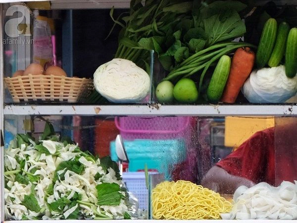 Các xe mì xào kiểu này rất phổ biến ở Siem Reap với giá cả, menu được niêm yết rõ ràng. Các xe mì xào kiểu này rất phổ biến ở Siem Reap với giá cả, menu được niêm yết rõ ràng.