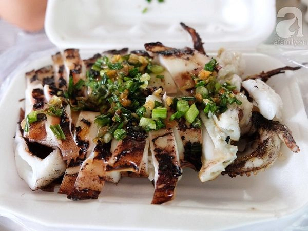Các quầy hàng bán rất chuyên nghiệp, khi có khách, người bán sẽ nướng nóng lại rồi thêm chút mỡ hành, gói sốt ớt để chấm. Một con mực tùy to nhỏ có giá khoảng 5 đến 10 đô la. Các quầy hàng bán rất chuyên nghiệp, khi có khách, người bán sẽ nướng nóng lại rồi thêm chút mỡ hành, gói sốt ớt để chấm. Một con mực tùy to nhỏ có giá khoảng 5 đến 10 đô la.