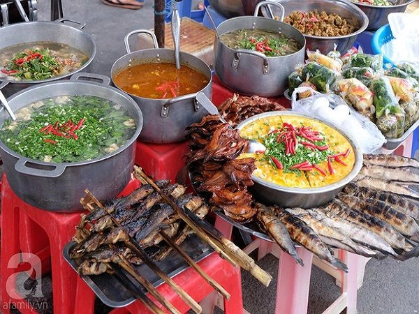 Một quầy bán đồ ăn sẵn đầy màu sắc. Ngoài các món cá nướng đặc trưng của Campuchia, có thể nhận thấy, đa dạng các món ăn ở đây đều có vị cay. Một gợi ý cho bạn là đã đến Campuchia, nhất định nên thử món cá, cá ở đây tươi ngon nên ăn đậm đà và có vị rất riêng. Một quầy bán đồ ăn sẵn đầy màu sắc. Ngoài các món cá nướng đặc trưng của Campuchia, có thể nhận thấy, đa dạng các món ăn ở đây đều có vị cay. Một gợi ý cho bạn là đã đến Campuchia, nhất định nên thử món cá, cá ở đây tươi ngon nên ăn đậm đà và có vị rất riêng.