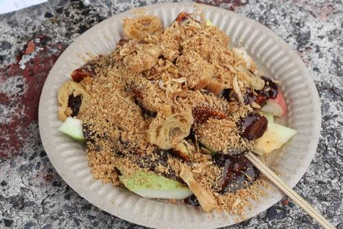 Một đĩa rojak bao gồm các loại hoa quả thái lát và mực, bột nhào rán trộn cùng nước chấm vị ngọt màu nâu đen. Thực chất đây là một loại salad trái cây truyền thống, theo tiếng Malaysia có nghĩa "sự kết hợp táo bạo". Món này bạn có thể tìm thấy cũng ở tiệm bán mì assam laksa.