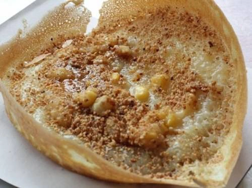 Apom balik Đây là một kiểu bánh giống pancake nhưng có nhân bên trong. Người bán hàng rong chế biến apom balik bằng cách cho ngô trực tiếp vào nấu với trứng và các nguyên liệu khác sau đó cuộn lớp vỏ ngoài lại để giữ nhân. Chỉ cắn một miếng bạn có thể cảm nhận bánh có độ giòn bên ngoài và dẻo dính bên trong. Nếu bạn muốn ăn apom balik hãy đến khu Tan Jetty ở Penang. 