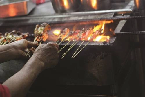 Batu Maung satay Buổi tối, các con đường nhỏ như Lorong Baru đầy ắp các hàng vỉa hè và món Batu Maung satay cũng không thể thiếu. Đây là nhưng xiên thịt gà, lợn hay bò nướng trên lửa hồng, ăn kèm dưa chuột và hành trắng sống (tùy thực khách). 