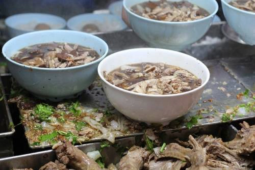 Koay chiap Đến phố Kimberly buổi tối bạn sẽ thấy sống động hơn ban ngày rất nhiều. Nơi đông đúc, nhộn nhịp nhất có lẽ là điểm bán koay chiap. Bạn sẽ được phục vụ một tô súp có thịt vịt thái lát, mề, tiết, trứng đã nấu chín và một phần mì gạo. 