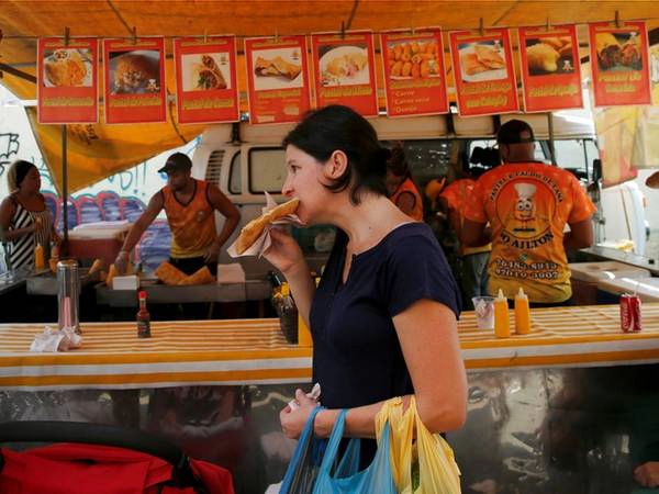 Feira là cách gọi các khu chợ nhỏ ven đường ở Brazil, rất tiện lợi để mọi người mua những món ăn nhanh như pastel de feira (một loại bánh có nhân thịt, bơ hoặc cá). Feira là cách gọi các khu chợ nhỏ ven đường ở Brazil, rất tiện lợi để mọi người mua những món ăn nhanh như pastel de feira (một loại bánh có nhân thịt, bơ hoặc cá).