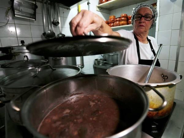 Feijoada, đậu đen hầm với thịt, là món ăn truyền thống độc đáo của Brazil. Feijoada, đậu đen hầm với thịt, là món ăn truyền thống độc đáo của Brazil.
