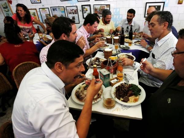 Feijoada ăn với cơm, cùng cải xoăn chiên sơ, và farofa (bột sắn nướng). Không đơn thuần là một món ăn, feijoada còn là dịp để gặp gỡ, chia sẻ với bạn bè, gia đình vào mỗi thứ 7 - ngày feijoada. Feijoada ăn với cơm, cùng cải xoăn chiên sơ, và farofa (bột sắn nướng). Không đơn thuần là một món ăn, feijoada còn là dịp để gặp gỡ, chia sẻ với bạn bè, gia đình vào mỗi thứ 7 - ngày feijoada.