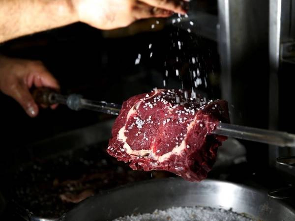 Thịt nướng kiểu Brazil (churrasco) là một trong những món đặc trưng nhất của quốc gia Nam Mỹ nóng bỏng này. Loại thịt nướng đơn giản nhất là những que xiên nướng ngay trên các phố. Từng xiên được nêm nếm gia vị vừa phải trước khi nướng, muối được rắc từng hạt lên lớp thịt một cách cẩn thận. Thịt nướng kiểu Brazil (churrasco) là một trong những món đặc trưng nhất của quốc gia Nam Mỹ nóng bỏng này. Loại thịt nướng đơn giản nhất là những que xiên nướng ngay trên các phố. Từng xiên được nêm nếm gia vị vừa phải trước khi nướng, muối được rắc từng hạt lên lớp thịt một cách cẩn thận.