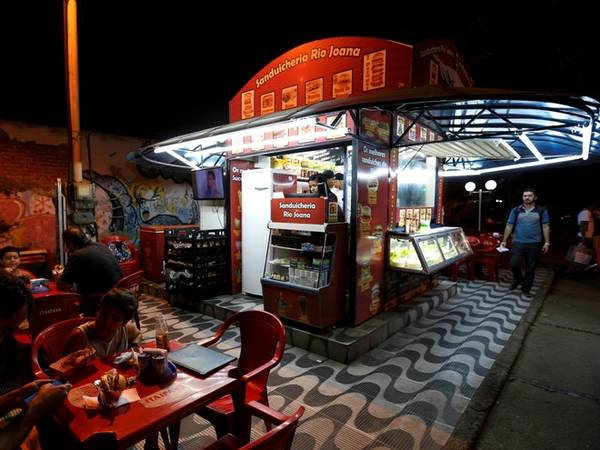 Vào buổi tối, người dân Brazil thường chọn món podrao, loại sandwich "mục" ở các quầy bán nhỏ nằm ngay trên phố. Podrao có xúc xích rẻ hoặc burger nên thưởng thức vào tối muộn. Đây cũng là món ăn giúp bạn tránh bị say xỉn ở Brazil. Vào buổi tối, người dân Brazil thường chọn món podrao, loại sandwich "mục" ở các quầy bán nhỏ nằm ngay trên phố. Podrao có xúc xích rẻ hoặc burger nên thưởng thức vào tối muộn. Đây cũng là món ăn giúp bạn tránh bị say xỉn ở Brazil.