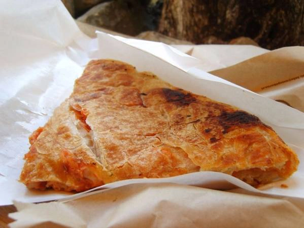 <strong>Slovenia: </strong>Burek, món ăn nhân thịt hoặc pho mát, là một trong những đặc sản đường phố nổi tiếng nhất ở Slovenia. Tại Ljubljana, món bánh này còn được làm với nhân pho mát, bắp cải, xúc xích. <strong>Slovenia: </strong>Burek, món ăn nhân thịt hoặc pho mát, là một trong những đặc sản đường phố nổi tiếng nhất ở Slovenia. Tại Ljubljana, món bánh này còn được làm với nhân pho mát, bắp cải, xúc xích.