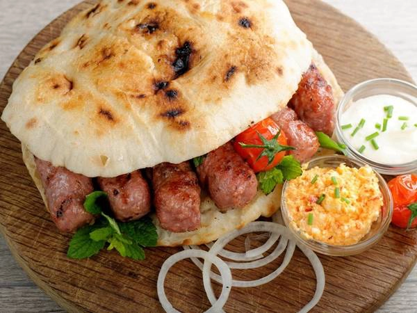 Croatia: Món Ćevapčići (Ćevapi) có thể dễ dàng tìm thấy ở các nước khác như Bosnia & Herzegovina, nhưng nếu bạn muốn thưởng thức những chiếc xúc xích nướng ngon tuyệt hảo, chắc chắn bạn chỉ có thể tìm thấy ở Croatia. Món này bao gồm bánh mì, thịt lợn hoặc bò bằm, ăn kèm hành tây thái nhỏ và ớt. Croatia: Món Ćevapčići (Ćevapi) có thể dễ dàng tìm thấy ở các nước khác như Bosnia & Herzegovina, nhưng nếu bạn muốn thưởng thức những chiếc xúc xích nướng ngon tuyệt hảo, chắc chắn bạn chỉ có thể tìm thấy ở Croatia. Món này bao gồm bánh mì, thịt lợn hoặc bò bằm, ăn kèm hành tây thái nhỏ và ớt.