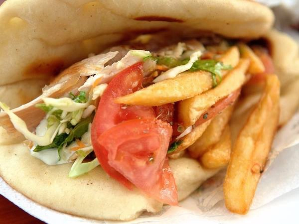 Hy Lạp: Đến với đất nước của các vị thần, du khách không nên bỏ qua món Gyros - bánh mì kẹp thịt lợn hoặc thịt bò, gà, ăn kèm cà chua, hành tây, và nước sốt Tzatziki. Hy Lạp: Đến với đất nước của các vị thần, du khách không nên bỏ qua món Gyros - bánh mì kẹp thịt lợn hoặc thịt bò, gà, ăn kèm cà chua, hành tây, và nước sốt Tzatziki.